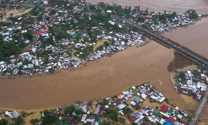 Thành phố Tandag ở Surigao del Sur ngập trong nước lũ sau khi bão Dujuan đổ bộ sáng nay. Ảnh: Facebook/Thống đốc tỉnh Surigao del Sur