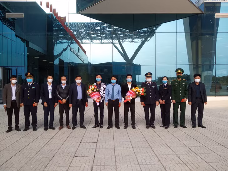 Lãnh đạo TP Móng Cái tặng hoa, động viên các lực lượng chức năng khối cửa khẩu và các doanh nghiệp trong ngày đầu tiên thông quan hàng hóa sau đợt nghỉ Tết Nguyên đán.