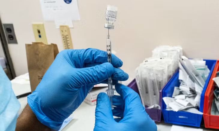 Ngân hàng Thế giới kêu gọi các nước ký hợp đồng vaccine ngay từ bây giờ (Ảnh minh họa: KT)