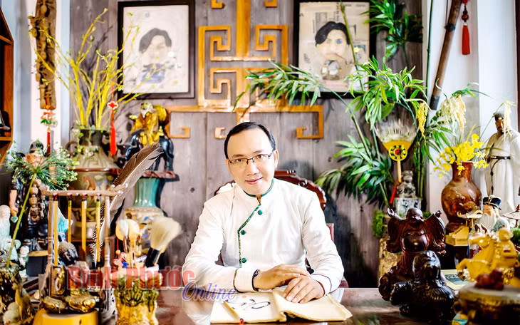 “Ở nước ta, câu đối được bắt nguồn từ cách nói đối ngẫu nhiên của ngôn ngữ dân tộc. Hơn nữa, từ những câu thành ngữ, tục ngữ, ca dao trong văn học dân gian đến những câu nói quen thuộc hằng ngày cũng có thể hình thành những vế đối tự nhiên” - anh Hiếu Tín chia sẻ.