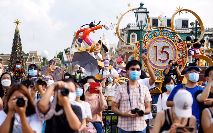 Chỉ những khách đã đặt chỗ trước mới được vào công viên giải trí DisneyLand (Ảnh: REUTERS)