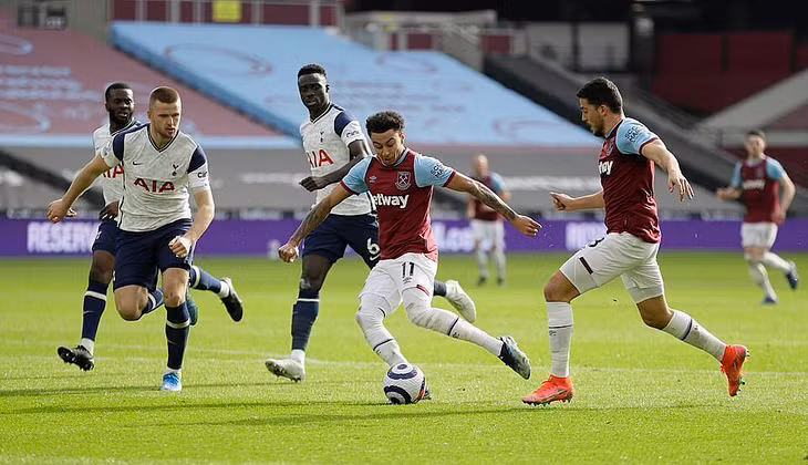 Lingard sút chéo góc, nhân đôi cách biệt cho West Ham đầu hiệp hai. Ảnh: Reuters.