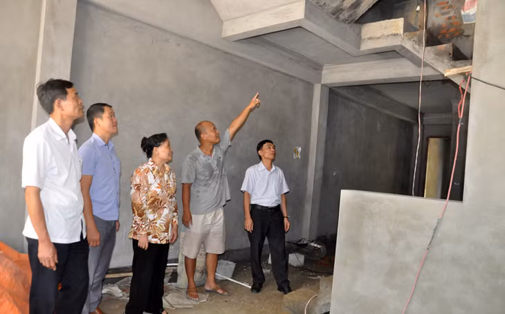 Ban Thanh tra nhân dân phường Quảng Yên thực hiện giám sát xây dựng nhà ở cho người có công tại khu 8, phường Quảng Yên.
