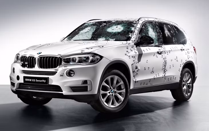 BMW X5 F15 Security Plus: trên trang web bán hàng đặc biệt, BMW cung cấp phiên bản xe chống đạn BMW F15 X5 Sercurity Plus, tương tự 7-Series. Theo BMW, mẫu xe này đạt mức độ bảo vệ cấp 3 (hay VR6) và có thể chống chịu được cuộc tấn công bằng súng AK-47 trong cự ly 10 m nhờ kính cường lực nhiều lớp và hệ thống khung thép đặc biệt. Xe còn được trang bị BMW Intelligent Emergency Call, cho phép gửi thông tin chính xác của chiếc xe trong trường hợp khẩn cấp. Ảnh: AutoEvolution.