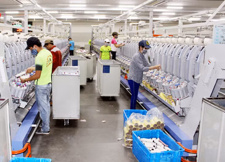 Sản xuất sợi tại phân xưởng kéo sợ số 1 Nhà máy sợ Texhong Hải Hà (Khu công nghiệp cảng biển Hải Hà). Ảnh Hữu Việt