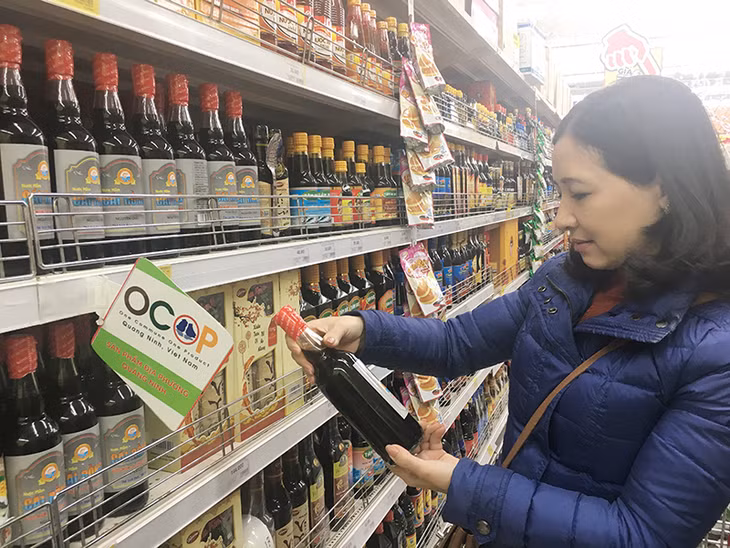 Đáng chú ý, tại mỗi kệ hàng giới thiệu sản phẩm OCOP, đơn vị đều bố trí tem nhãn chuyên biệt, bắt mắt, dễ nhìn.