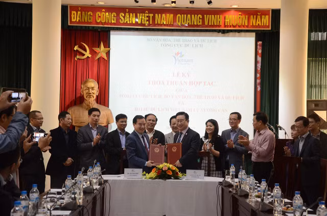 Lễ ký thỏa thuận hợp tác giữa Tổng cục Du lịch và Đại sứ du lịch Việt Nam, ông Lý Xương Căn.