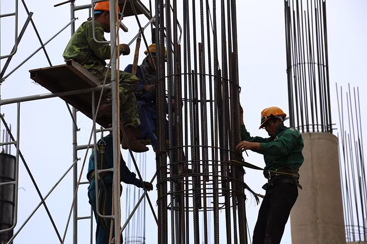 Nhà thầu đang tập trung thi công hệ thống cột tằng 2.