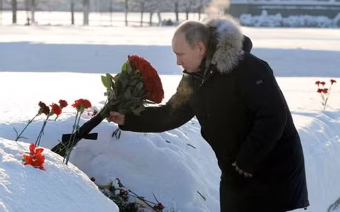 Tổng thống Nga Vladimir Putin đặt hoa tưởng niệm những người đã hy sinh trong cuộc vây hãm kéo dài 872 ngày. Ảnh: AP.