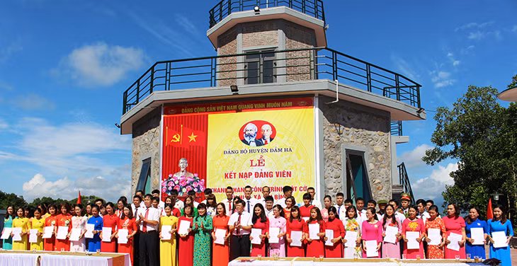 Đảng bộ huyện Đầm Hà tổ chức kết nạp đảng cho 70 quần chúng ưu tú tại lễ khánh thành Khu di tích cột cờ Núi Hứa (xã Đại Bình), tháng 10/2018.
