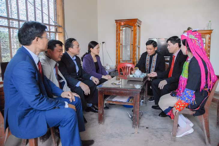 Các đại biểu đến thăm nhà mới của Bí thư chi bộ, Trưởng thôn Khe Lẹ Sằn Chi Nàm.