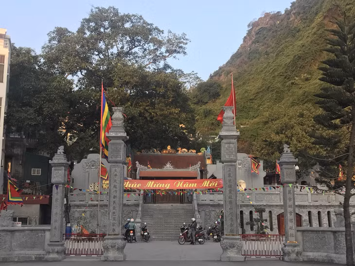 Đền Đức ông Trần Quốc Nghiễn (TP Hạ Long) đã được trang hoàng, sạch đẹp đón năm mới 