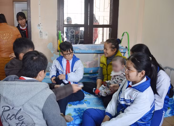 Các học sinh được thăm, chia sẻ cuộc sống với những trẻ em có hoàn cảnh đặc biệt tại Cơ sở