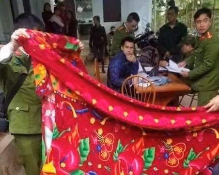 Chiếc chăn nghi của nghi phạm đã đắp.