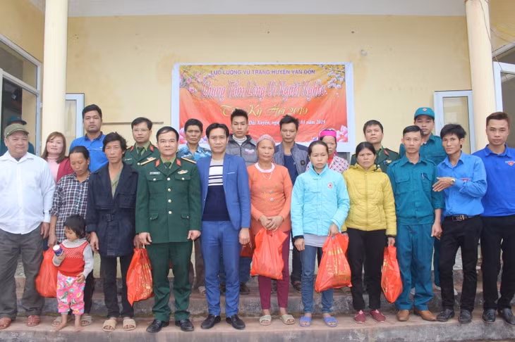 Ban Chỉ huy quân sự huyện Vân Đồn tặng bánh chưng cho các hộ nghèo, gia đình chính sách xã Đài Xuyên.