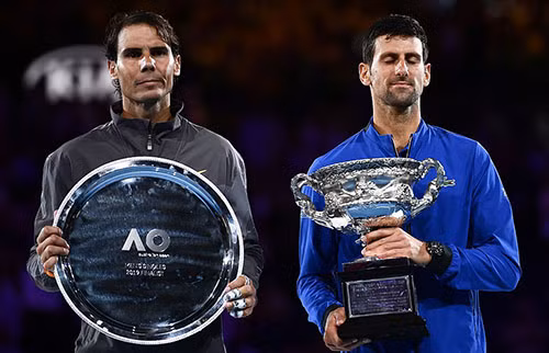Nadal (trái) vẫn giữ nguyên nét mặt bần thần khi thua chóng vánh trước Djokovic. Ảnh: Reuters.