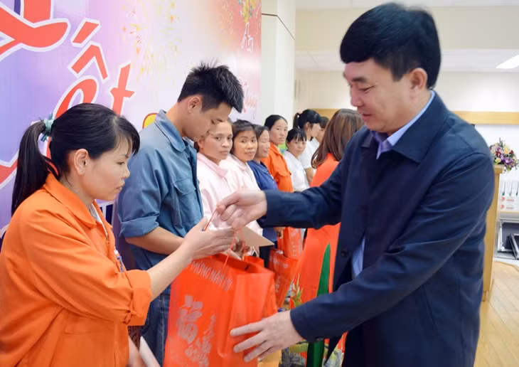 Đồng chí Ngô Hoàng Ngân, Phó Bí thư Tỉnh ủy tặng quà cho CNLĐ tại Chương trình Tết sum vầy tại Công ty.