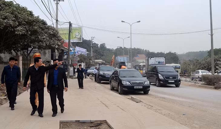 Đồng chí Cao Tường Huy, Phó Chủ tịch UBND tỉnh kiểm tra tuyến đường 18A đoạn thi công dự án mở rộng từ chân cầu Bãi Cháy đến nút giao thông Hoàng Quốc Việt