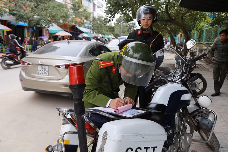 CSTT lập biên bản phương tiện dừng đỗ không đúng nơi qua định tại khu vực Cửa khẩu quốc tế Móng Cái