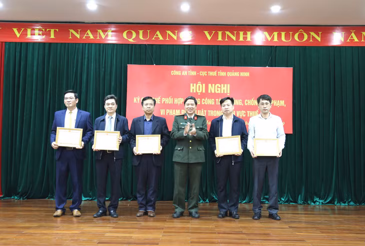Các tập thể, cá nhân có thành tích xuất sắc được lãnh đạo Cục Thuế tỉnh và Công an tỉnh tặng giấy khen.