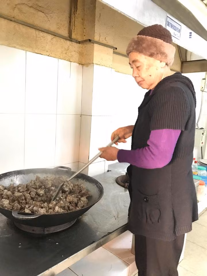 Bà Phạm Thị Tới đứng bếp.
