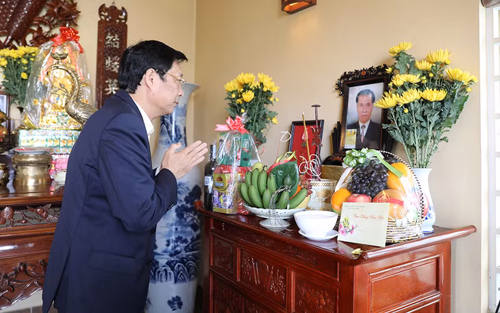 Đồng chí Bí thư Tỉnh ủy Nguyễn Văn Đọc thắp hương tri ân, tưởng nhớ đồng chí đồng chí Vũ Đà, nguyên Chủ tịch HĐND tỉnh, khóa VIII.