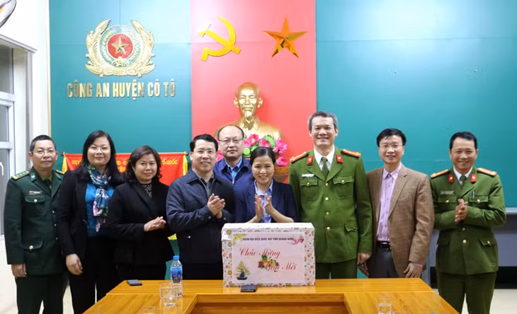 Đồng chí Đỗ Thị Lan, Trưởng Đoàn đại biểu Quốc hội tỉnh chúc Tết Công an huyện Cô Tô.