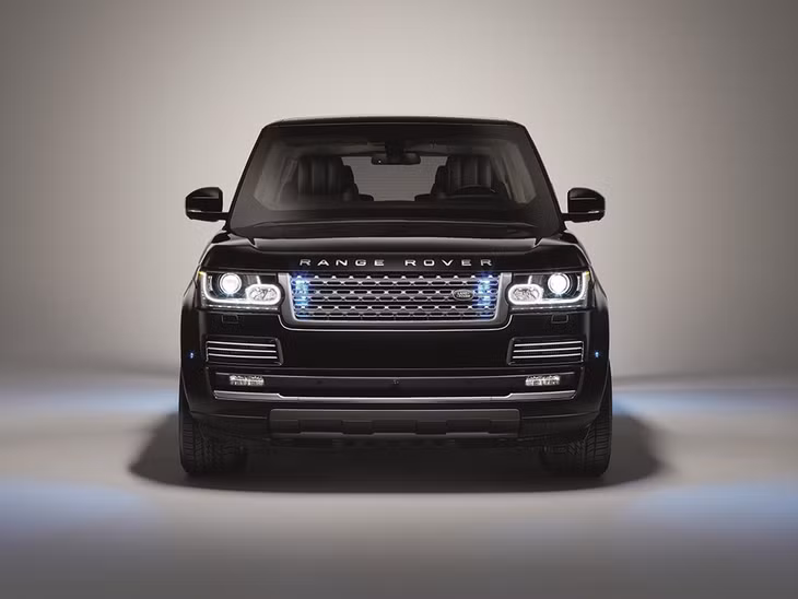 Range Rover Sentinel: Range Rover Sentinel là mẫu xe chống đạn dành cho yếu nhân và nguyên thủ quốc gia. Dựa trên nền tảng mẫu xe Autobiography, Sentinel có khả năng chống được đạn súng trường quân sự hay đạn 7,62 ly. Ngoài ra, xe còn có thể chịu được 15 kg thuốc nổ TNT và lựu đạn DM51 ở cả bên dưới gầm lẫn trên mui. Bọc quanh ca-bin xe là 6 lớp thép siêu bền, kính chống đạn đặc biệt, lốp run-flat, bình nhiên liệu tự vá và ắc-quy dự phòng. Range Rover Sentinel được mệnh danh là một trong những chiếc SUV vững chắc nhất thế giới. Ảnh: Land Rover