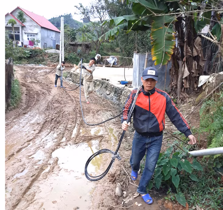 Các nhân viên nhà điện đang gấp rút để Co Tượi có điện lưới trước tết Nguyên đán Kỷ Hợi