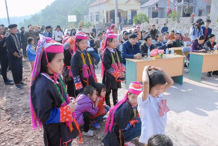 Đông đảo người dân tham dự chương trình, chia vui với 35 hộ dân thôn Khe Lẹ.