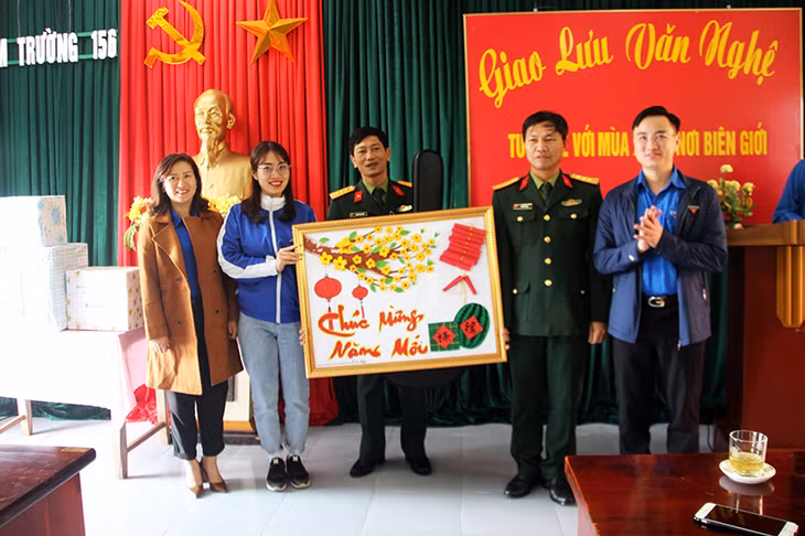 Đoàn công tác tặng quà, chúc Tết Lâm trường 156 (Đoàn kinh tế Quốc phòng 327)