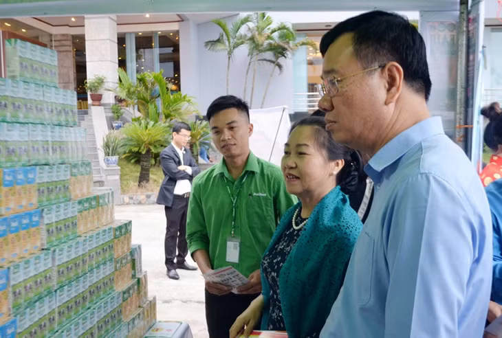 Lãnh đạo Tổng LĐLĐ Việt Nam và Ban Dân vận Tỉnh ủy tham quan gian hàng giảm giá của Công ty Thực phẩm dinh dưỡng Nutifood.