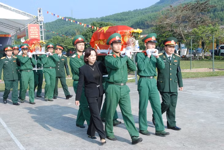 Các đồng chí lãnh đạo tỉnh thực hiện nghi thức đưa hài cốt các liệt sĩ về nơi an táng.