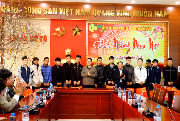Ngày 28/1, Hội đồng Nghĩa vụ quân sự huyện Cô Tô tổ chức gặp mặt, tặng quà 7 quân nhân xuất ngũ, 12 công dân chuẩn bị nhập ngũ năm 2019.