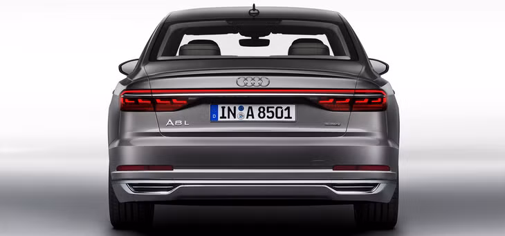 Hệ thống ống xả ''giả'' của 7-Series và S-Class có phần đồ sộ hơn A8.