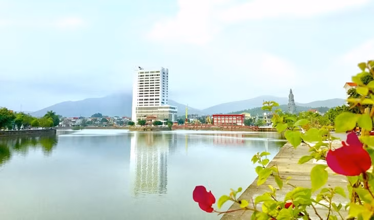 Trung tâm dịch vụ, thương mại, văn hóa thể thao TP Uông Bí nằm trên thửa đất đắc địa bên hồ sông Sinh (phường Quang Trung) cũng là vùng lõi trung tâm đô thị Uông Bí