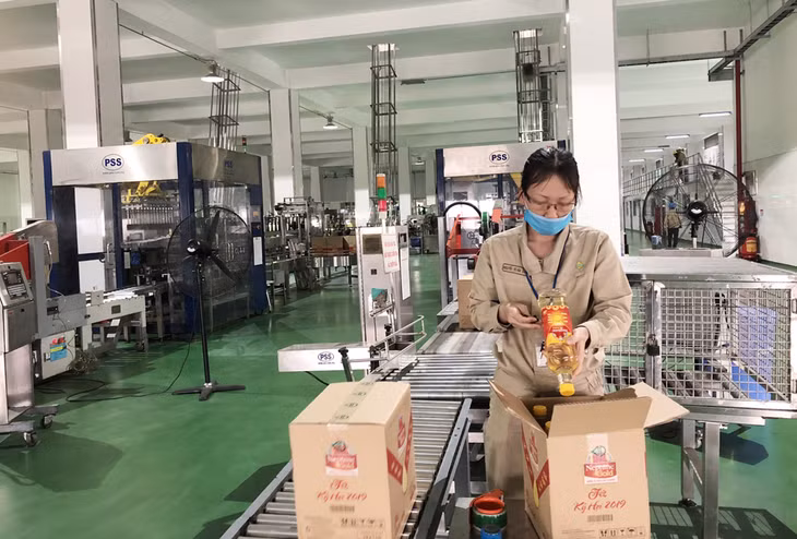 Đóng gói sản phẩm tại Nhà máy dầu thực vật Cái Lân (KCN Cái Lân, TP Hạ Long)