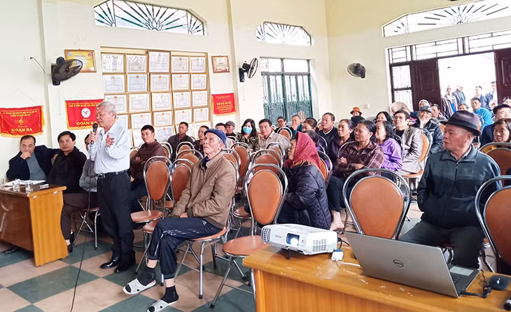 Các hộ dân bị ảnh hưởng bởi dự án tuyến đường Trần Hưng Đạo nối dài tham dự cuộc họp