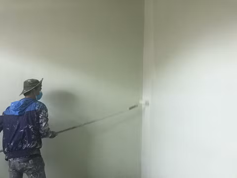 Các hộ dân tranh thủ hửng nắng tiến hành sơn nhà cho kịp tiến độ 