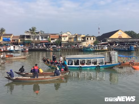 Hiện trường vụ xe ô tô lao thẳng xuống sông Hoài.