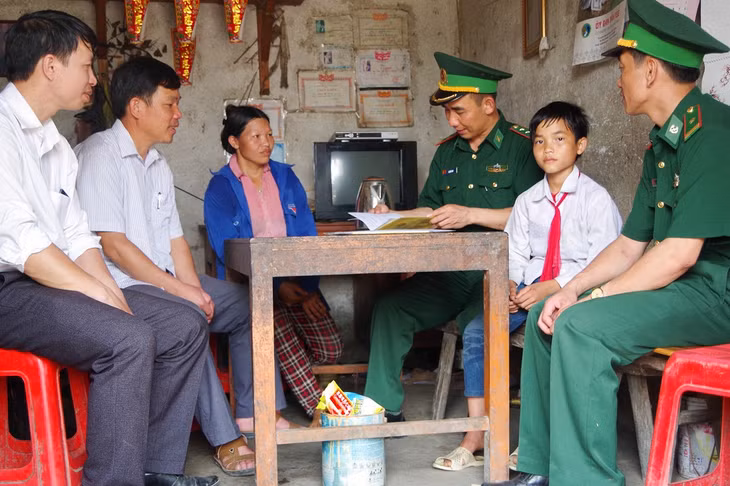 CBCS Đồn Biên phòng Pò Hèn trực tiếp thăm hỏi, nắm tình hình các hộ dân liền kề biên giới.
