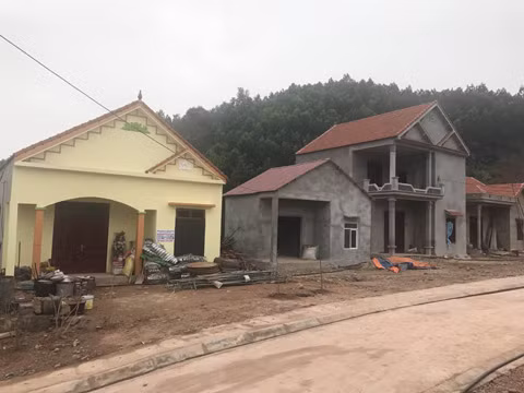 Nhiều ngôi nhà đã được sơn xong với màu sơn mới tinh 