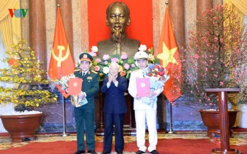 Tổng Bí thư, Chủ tịch nước Nguyễn Phú Trọng trao Quyết định phong quân hàm cấp Đại tướng cho ông Tô Lâm và ông Lương Cường