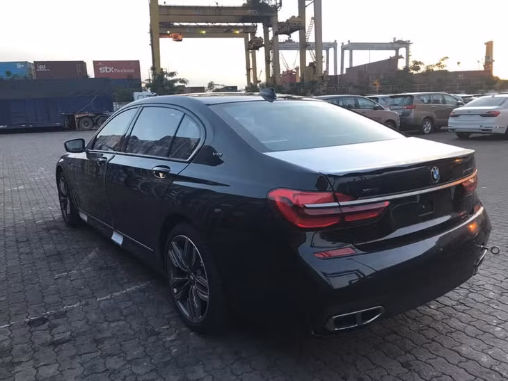 M760Li có ngoại hình thể thao của dòng M.