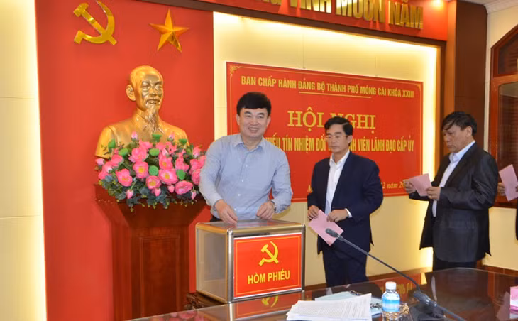  Các đại biểu bỏ phiếu tín nhiệm đối với thành viên lãnh đạo cấp ủy.