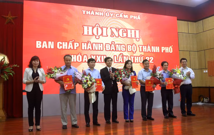 Đảng bộ TP Cẩm Phả đã công bố và trao quyết định chỉ định bổ sung ủy viên BCH Đảng bộ thành phố khóa XXII, nhiệm kỳ 2015 - 2020.