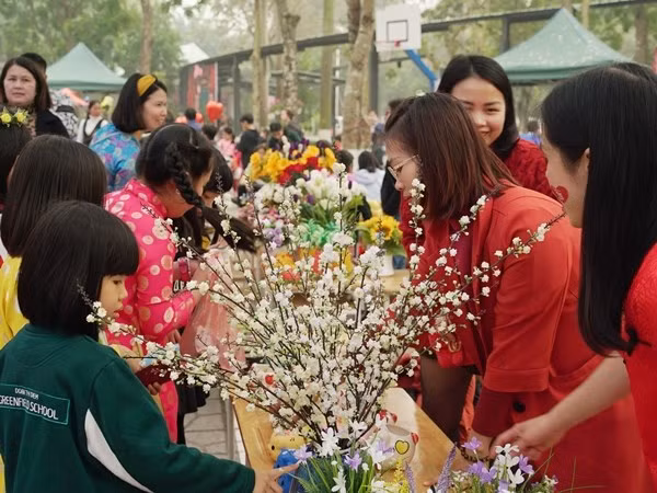 Nhiều trường học đã tổ chức lễ hội xuân để học sinh cảm nhận không khí Tết. (Ảnh: PV/Vietnam+)