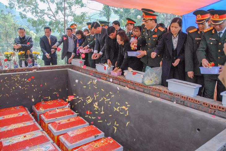 Các đại biểu tham gia an táng các liệt sĩ.