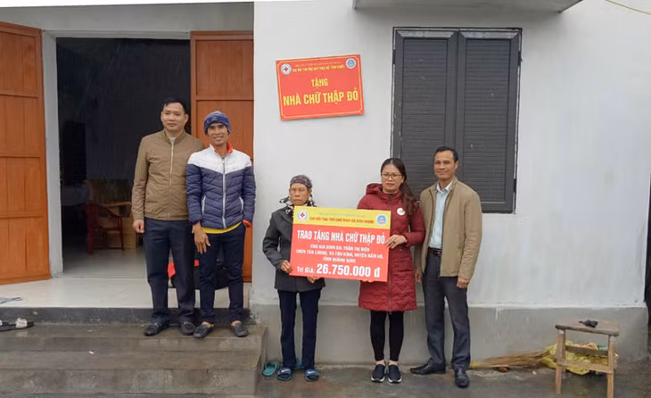 Hội Chữ thập đỏ huyện Đầm Hà trao nhà hội chữ thập đỏ cho gia đình bà Trần Thị Điệu, thôn Tân Lương, xã Tân Bình, huyện Đầm Hà.