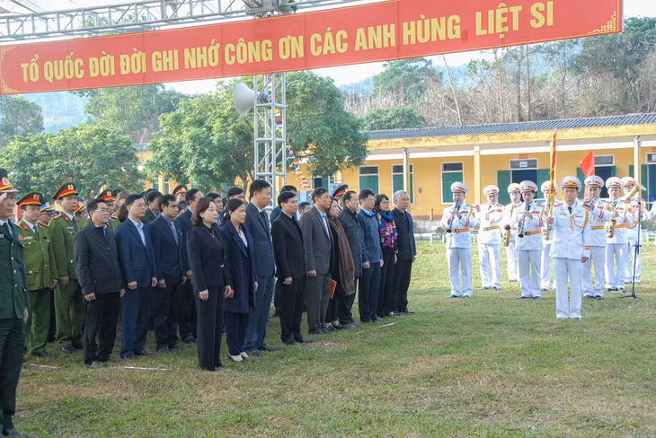 Các đại biểu tham dự Lễ truy điệu, an táng hài cốt liệt sĩ hy sinh tại Khe Tù.